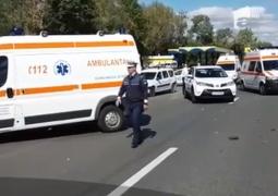 Un microbuz cu 16 pasageri s-a răsturnat pe o şosea din judeţul Vaslui. Un om a murit şi 12 au fost răniţi