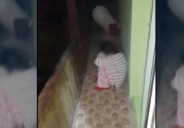 6 ani a fost torturată o femeie de soțul său, un argeșean cunoscut pe internet. A scăpat ca-n filme, cu un bilet în mâncarea copilului