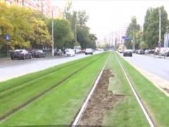 Situaţie absurdă în Capitală. Tramvaiele s-au împotmolit în gazon, spre nemulţumirea pasagerilor