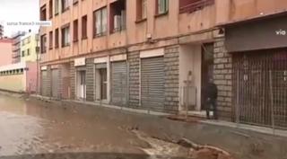 Vremea capricioasă face prăpăd în sudul Franţei, în timp ce Statele Unite se pregătesc de un nou uragan