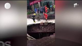 China: Doi oameni au murit, după ce o porţiune de trotuar s-a surpat din senin