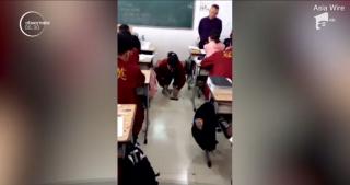 Elevă din China, obligată să-și distrugă telefonul cu un ciocan, după ce l-a folosit în timpul orelor