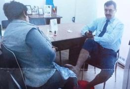 Un director din primăria Târgu Jiu, fotografiat la o sedinţă de pedichiură, în birou! (Foto)