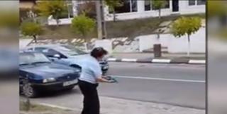 Femeia care alungă şoferii din poartă cu cioburi sparte şi cuie, declară că nu va renunţa la lupta ei