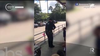 Cel mai amuzant polițist. Ofiţerul a dansat pe ritmurile sirenei de la maşina de poliţie!