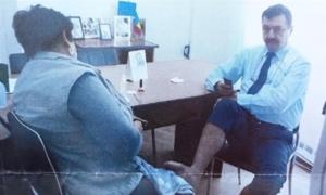 Directorul Primăriei Tg. Jiu, spălat pe picioare la birou de femeia de serviciu, spune că ar fi fost şantajat