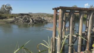 Podul din Comăna, distrus de inundații, e în reconstrucție. Localnicii sunt însă sceptici