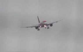 Marea Britanie, paralizată de furtuni. Mii de pasageri blocaţi, zboruri anulate după rafale de 100 km/h (Video)