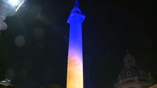 Klaus Iohannis a asistat la iluminarea Columnei lui Traian în culorile României