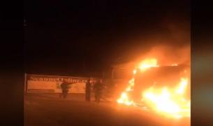 O camionetă din localitatea Valu lui Traian a ars ca o torţă