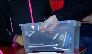 Telefonul mobil e interzis la şcoală doar teoretic. Metodele prin care elevii încalcă regulamentul