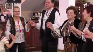 La Balul Portului Popular, sute de oameni au venit îmbrăcaţi cu costume vechi