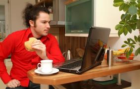 Românii, în topul salariaților europeni care iau prânzul la calculator, la muncă