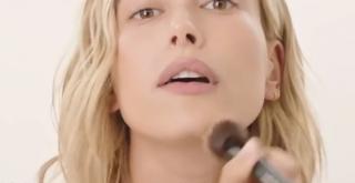 Cum să te machiezi natural, în doar 5 minute. Tutorial realizat de Hailey Baldwin, soția lui Justin Bieber