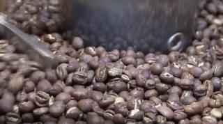 Cafeaua de specialitate, proaspăt prăjită și măcinată, câștigă adepți printre români