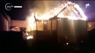 O casă a ars ca o torţă, în Bistriţa-Năsăud. Flăcările ameninţau să se extindă şi la gospodăriile din jur