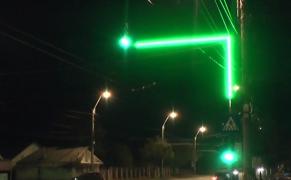 Semafoare rupte din filmele SF, pe o stradă din Piatra-Neamţ