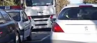 O maşină a poliţiei care transporta trei femei la audieri a fost lovită de un TIR, în Galaţi