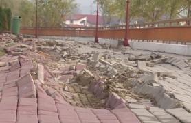 O alee din parcul ce adăpostește monumentele lui Constantin Brâncuşi, distrusă de câțiva muncitori