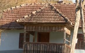 România îşi pierde satele de poveste, cuibărite pe dealuri, cu case bătrâneşti cu cerdac şi căpiţe de fân în curţi