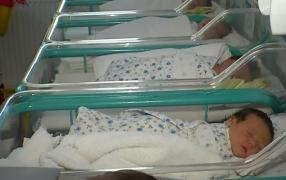 Taţii ar putea beneficia de mai multe zile de concediu paternal