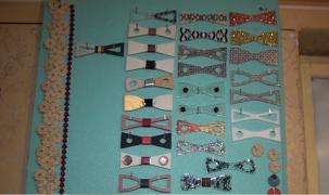 Un bărbat din Alba Iulia face papioane din carton, rășină sau beton