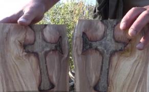 Un bărbat dintr-un sat din Munţii Orăştie a descoperit o cruce imprimată într-un buștean de fag