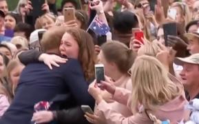 Meghan Markle şi prinţul Harry, primiți cu ovații în Australia