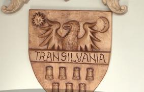 Centenarul, în mâinile unui meșter mureșan, care sculptează tradiții în lemn