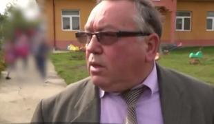 Copilul din Botoșani strâns de gât de învățător a făcut pe el, de frică. Medicii au descoperit că are traumatism cervical