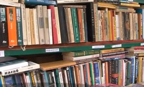 Salvatorii de cărţi au sosit la Târgu Mureş. Fiecare carte costă numai 5 lei