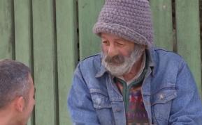 Nea Fănică trăieşte printre ruinele casei arse. În prag de iarnă şi la grea încercare, copiii au uitat de el