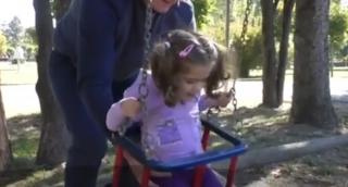 Vreau să ajut! Adela s-a născut cu paralizie cerebrală şi face recuperare de la vârsta de şase luni