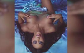 Kim Kardashian îşi surprinde din nou fanii. A pozat goală pentru produsele sale de machiaj