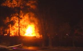 Incendiu violent la Sibiu. Un depozit de deşeuri industriale a ars din temelii. Peste 200 de pompieri s-au luptat cu flăcările