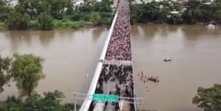 Granița mexicană, asaltată de imigranți. Peste 3000 de oameni încearcă să ajungă spre Statele Unite