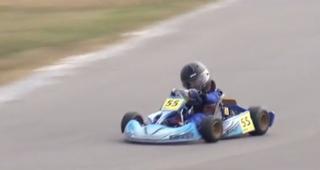 Preşcolari la volan, care conduc pe circuit mașini de mii de euro