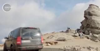 Un şofer şi-a parcat maşina chiar lângă Sfinx, spre stupoarea turiştilor. Cât îl va costa gestul revoltător