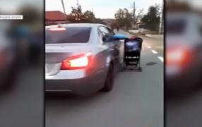 Scene revoltătoare în Gorj. O mamă şi-a filmat bebeluşul într-un cărucior tractat de o maşină (Video)
