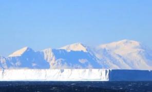 Un iceberg tăiat ca un corp geometric perfect a fost descoperit de NASA în Antarctica (Foto)