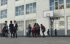 România fără săli de sport în şcoli: mii de elevi fac orele de educaţie fizică afară