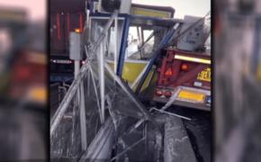 Accident inexplicabil la staţia de taxare Feteşti. Un TIR a spulberat cabina şi un parapet