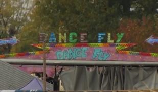 Copiii se dau în leagăne lipite cu scotch. Bâlciurile tradiţionale ascund pericole ce pot curma vieţi