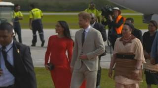 Meghan Markle, într-o rochie cu eticheta la vedere. Jurnaliştii au fotografiat preţul ţinutei