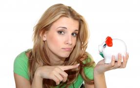 Femeile fac mai puţine economii decât bărbaţii, arată un studiu