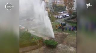 Un muncitor a spart o conductă de apă la Reșița, iar apa a țâșnit până la etajul 6