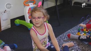Vreau să ajut! La 5 ani, Denisa nu poate merge, dar are o șansă