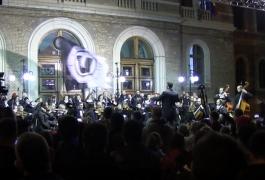 Prestaţie inedită a suporterilor Universitaţii Cluj. "Şepcile Roşii" au cântat acompaniaţi de o orchestră simfonică