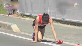 O tânără și-a rupt piciorul la o competiție de atletism, dar a continuat cursa în genunchi, până la final