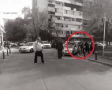 Bătaie pe locul de parcare în Bucureşti. Agresorul l-a lovit cu piciorul prin geamul deschis pe celălalt şofer